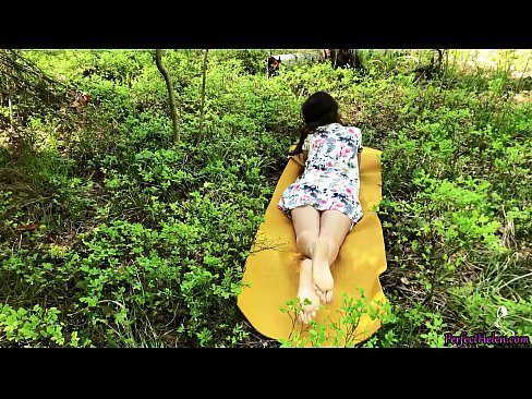 ❤️ Cudzinec na Tinderi masturbuje moju kundičku a vášnivo šuká v lese Sex video na nás