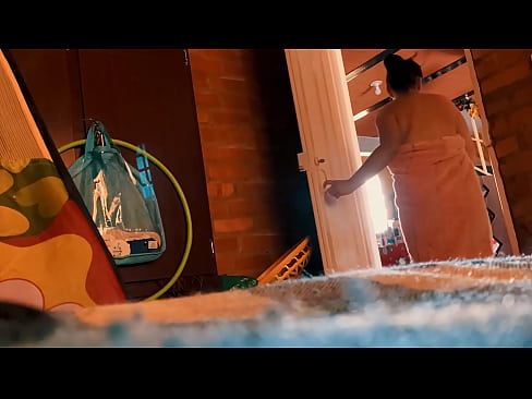 ❤️ Môj strýko za mnou ide do sprchy, šuká ma, kým sa sprchujem. Sex video na nás