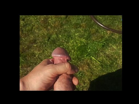 ❤️ Horúca kočka si nechá jebnúť ružovú kundičku a vystrieka sa so squirtom v letnej záhrade Sex video na nás