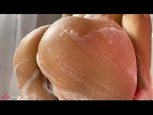 ❤️ Brunetka masturbuje kundičku s vibrátorom až do intenzívneho orgazmu v sprche Sex video na nás