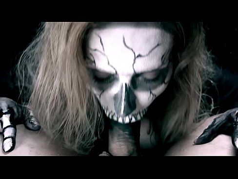 ❤️ Démonické dievča fajčí kokot svojimi čiernymi ústami a prehĺta semeno. Sex video na nás