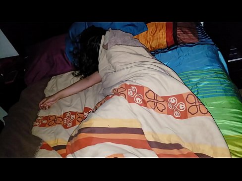 ❤️ Nevlastný syn nadáva svojej mladej nevlastnej matke, zatiaľ čo ona spí. Sex video na nás