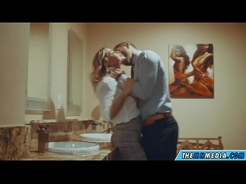 ❤️ Keď vás prsnatá blondínka zvádza na verejných toaletách Sex video na nás